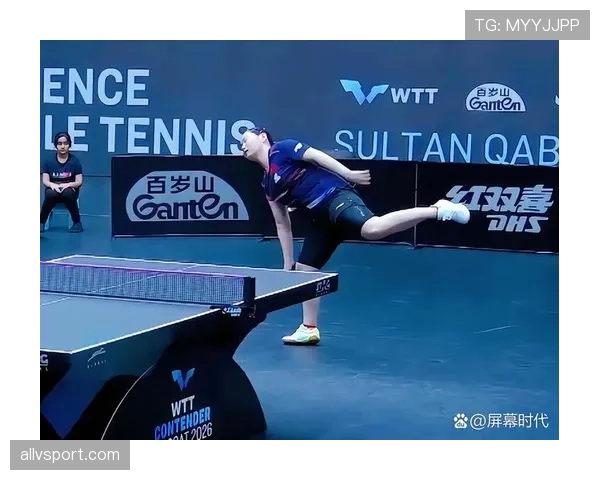 何卓佳训练完啃鸡腿那一下，真把自律和放纵焊一块儿了