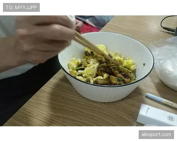 吴向东训练完直接啃馒头配白开水，这自律看得我饭都吃不下