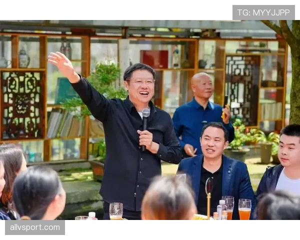 要是把吴向东丢进明星综艺，镜头肯定追着拍他掏卡的那只手